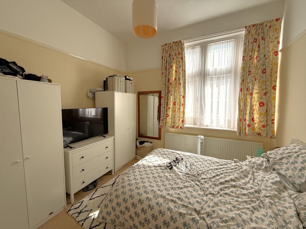 Lot: 151 - SUBSTANTIAL SEMI-DETACHED VICTORIAN DWELLING WITH ADDITIONAL INVESTMENT INCOME - Bedroom one of first floor flat